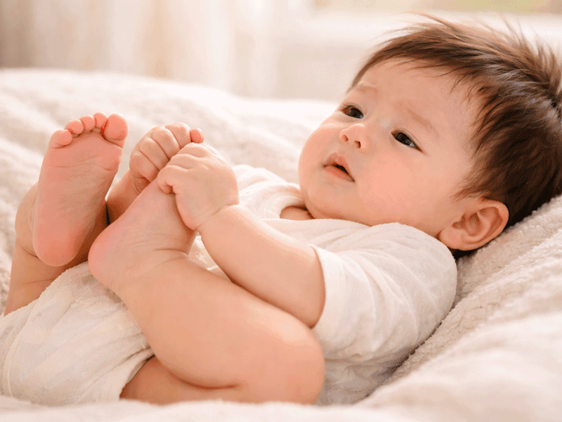 足を曲げてお腹に引き寄せる